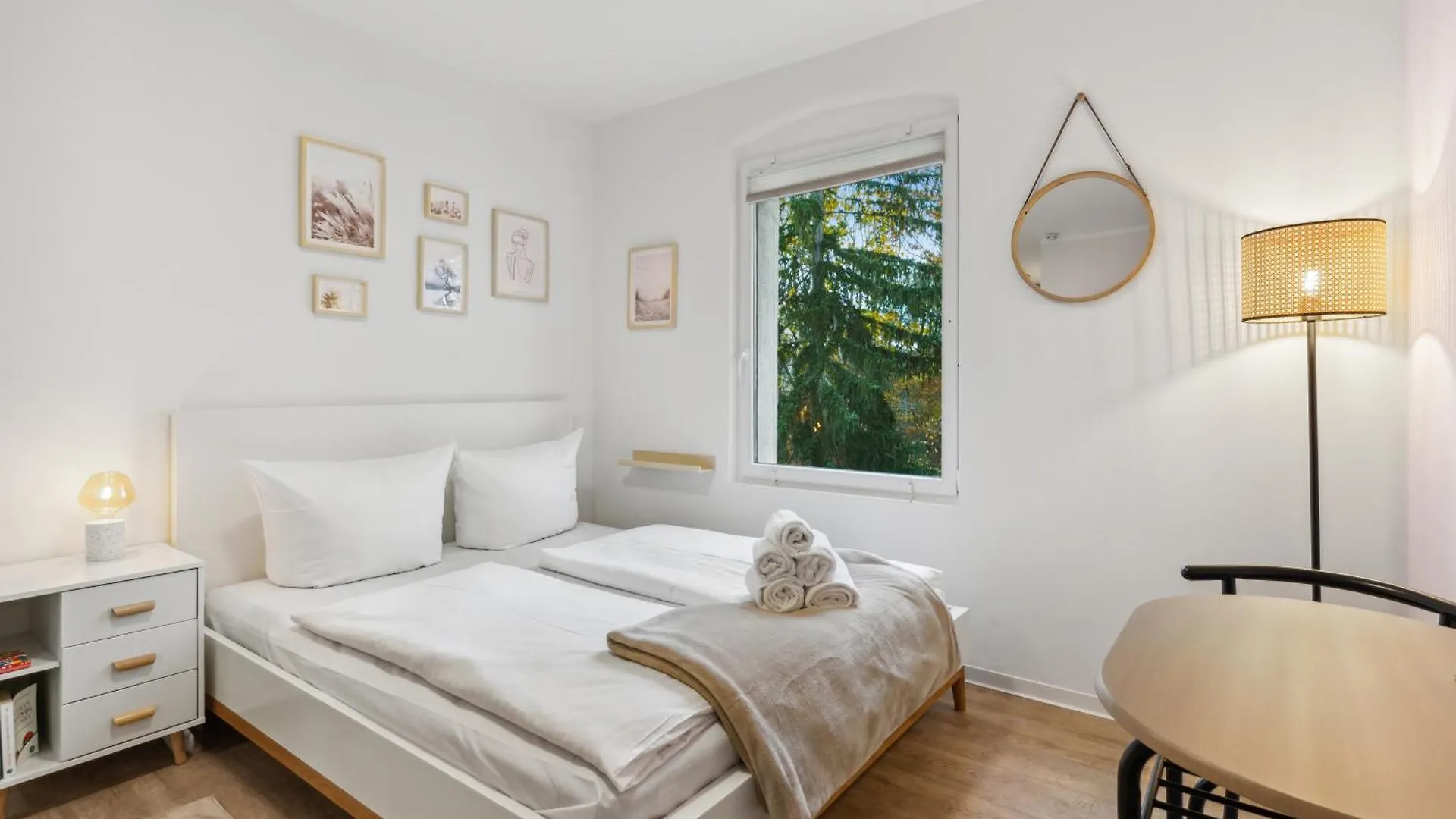 Vorstadtoase Fuer 2 - Netflix, Parkplatz, Naehe Ber, Queensize-Bett Eichwalde
